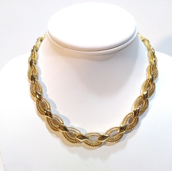 Monet Jewelry - Stunning Monet gold tone necklace. Excellent condi